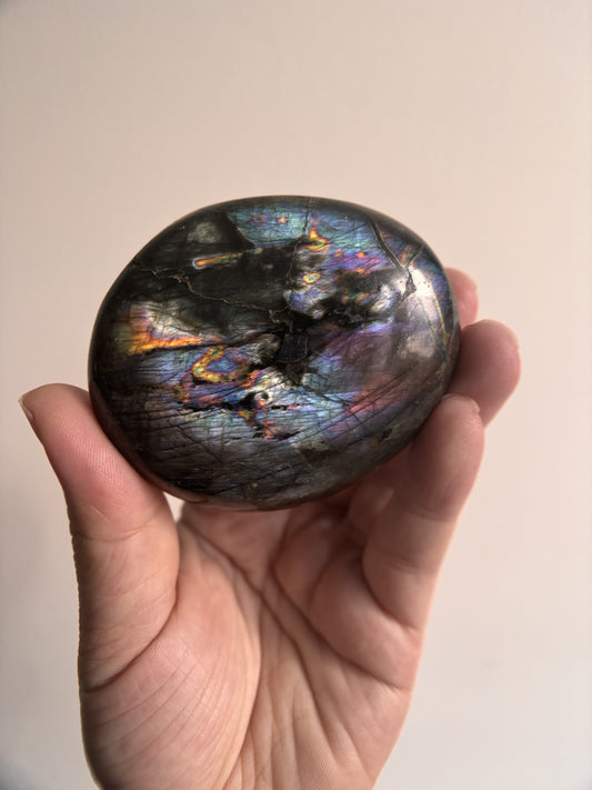 AAA Labradorite Palmstone 148g