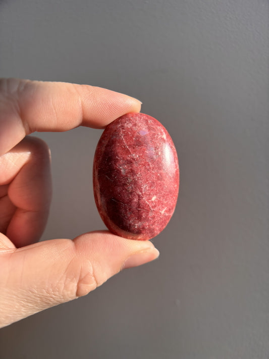 Thulite Palmstone 40g