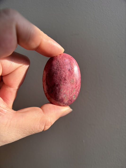 Thulite Palmstone 41.3g