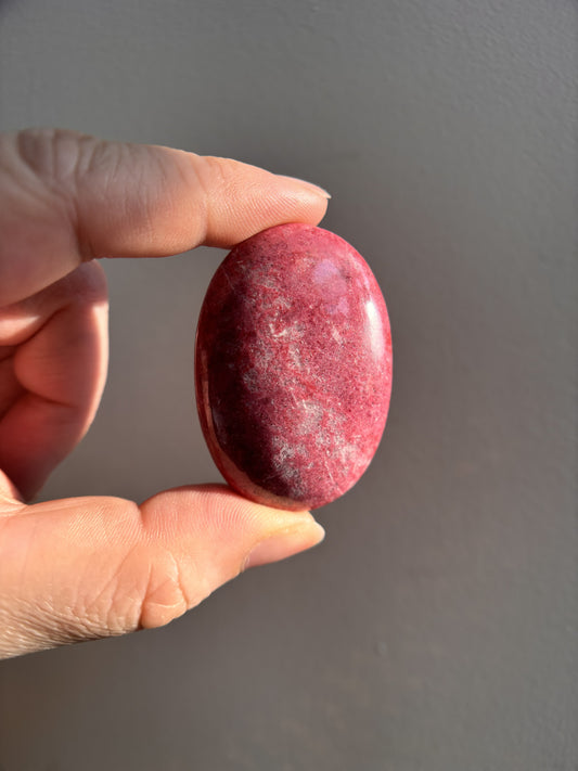 Thulite Palmstone 43g