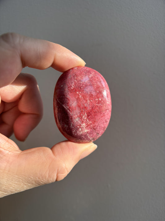 Thulite Palmstone 55g