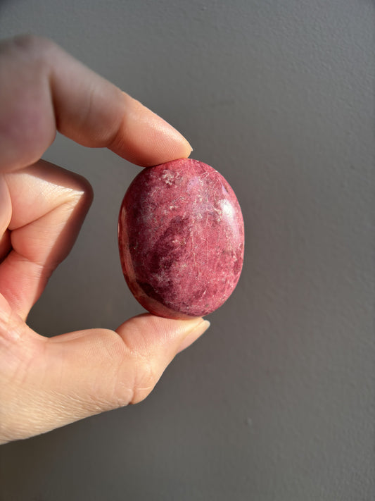 Thulite Palmstone 59g